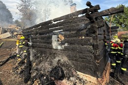 Hasiči zasahovali u rozsáhlého požáru v Bukovci, vyhlásit museli i druhý stupeň poplachu
