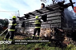 Oheň zničil unikátní roubenku. Příčinu zjišťují odborníci