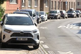 Parkovací karty se nově budou vydávat na konkrétní auta