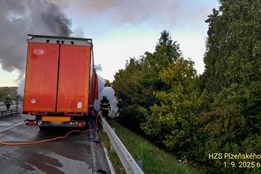 Dálnici D5 na Tachovsku uzavřel požár nákladního auta, hasiči se k místu obtížně dostávali