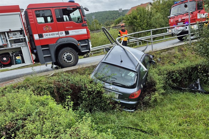 Nedělní dopravní nehody: Bouralo se do zábradlí a plotu, dva lidé se zranili