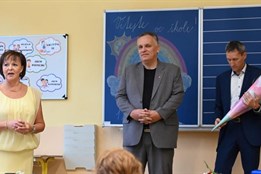 Karlovy Vary přivítaly nové školáky. Prvňáčci dostali od města pastelkovné