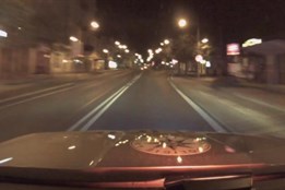 VIDEO: Opilý motorkář v Mariánských Lázních ujížděl policistům, nakonec havaroval