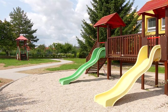 Obec Ostrožská Nová Ves vylepšila okolí mateřské školy 