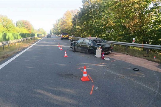 Nehoda na D35 u Loštic: dva zranění, škoda téměř 100 tisíc