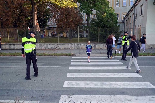 Bezpečně do školy: Strážníci hlídkují u přechodů v blízkosti ZŠ