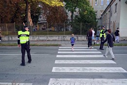 Bezpečně do školy: Strážníci hlídkují u přechodů v blízkosti ZŠ