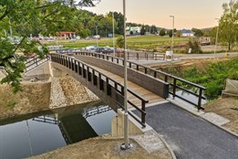 Nová lávka přes řeku Šťávnici propojila dvě části Luhačovic 