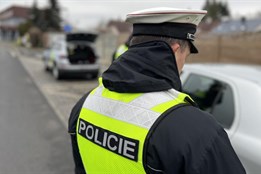 Video: Řidič s platným zákazem řízení ignoroval výzvy k zastavení, policie ho zadržela