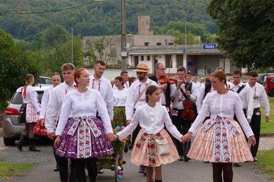 Hody ve Véskách potrápil sobotní déšť, neděli si chasa užila naplno