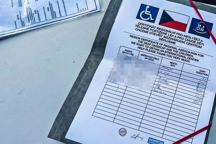 Pozor na falešné sbírky: Muži vybírali hotovost do kapes
