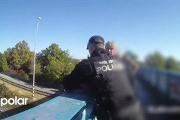 Muž chtěl skočit z mostu do kolejiště. Svědkyně včas přivolaly opavské strážníky