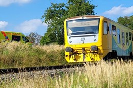 Muže na Novojičínsku srazil vlak. Utrpěl život ohrožující zranění