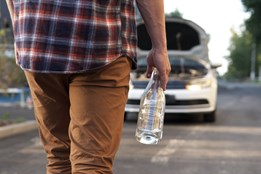 Na Vsetínsku havarovali řidiči osobáku, elektrokoloběžky i sdíleného kola. Všichni byli opilí