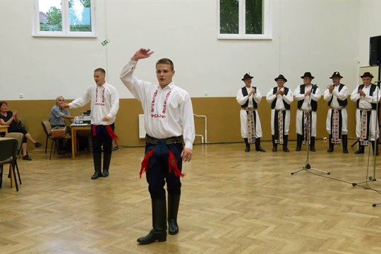 Zpívání na schodech představilo letošní páry stárků