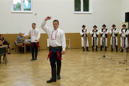 Zpívání na schodech představilo letošní páry stárků