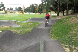 Sportovní možnosti v Boršicích rozšířila nová pumptracková dráha