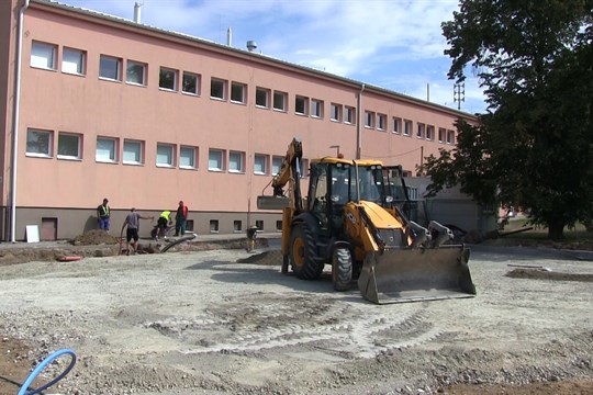 U Základní školy Hutník vzniká park i parkoviště