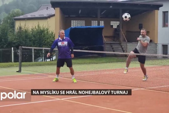 Na Myslíku se hrál volejbalový turnaj, na hřišti poměřily síly sousedské týmy