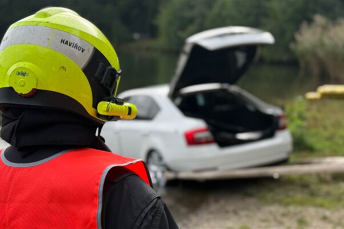 Policejní potápěči lovili s hasiči osobní auto z rybníku v Orlové