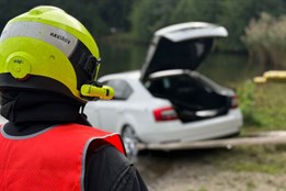Policejní potápěči lovili s hasiči osobní auto z rybníku v Orlové