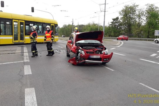 Při střetu dvou osobních aut se v Plzni zranila jedna osoba