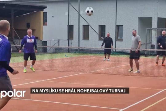 Na Myslíku se hrál nohejbalový turnaj, na hřišti poměřily síly sousedské týmy