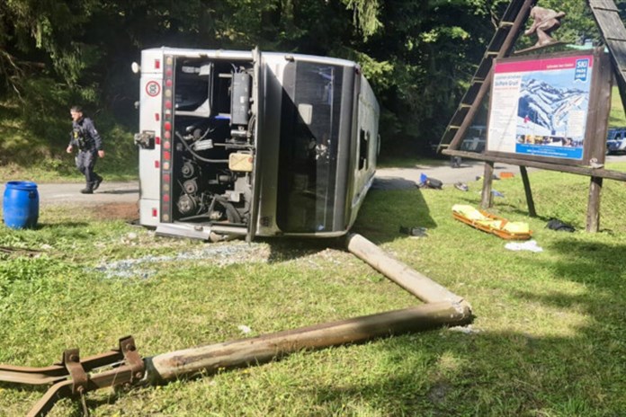 Ve Starých Hamrech se převrátil autobus se studenty, několik se zranilo