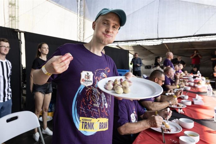 Vítěz soutěže jedlíků na Trnkobraní Radim Dvořáček: Na rekord si věřím!