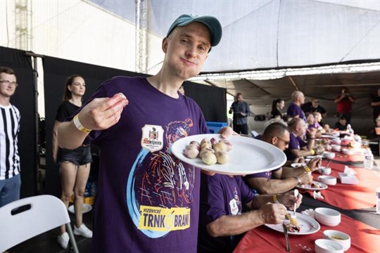 Vítěz soutěže jedlíků na Trnkobraní Radim Dvořáček: Na rekord si věřím!