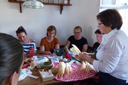 Skanzen Rochus pozval veřejnost na kurz výroby panenek ze šustí