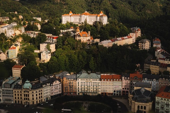 Rozhodnutí o obchvatu Karlových Varů se zpožďuje, kraj žádá urychlení