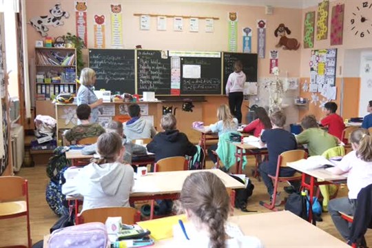Města řeší financování nepedagogů