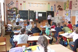 Města řeší financování nepedagogů