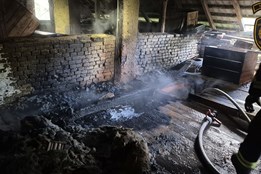 V Březnici hořel opuštěný dům. Příčinu vyšetřují hasiči i policie