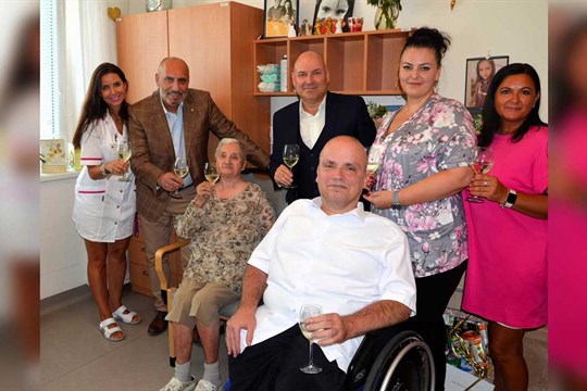 Stoletá jubilantka Aloisie Tylšarová přijala gratulaci primátora