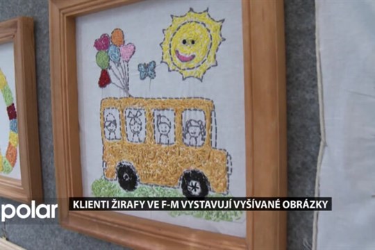 Handicapovaní klienti Žirafy vystavují ve Frýdku-Místku vyšívané obrázky