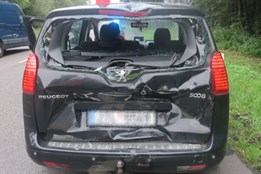 Mladý motorkář nedobrzdil a zranil se nárazem do auta