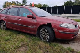 Táta kořala s 3,5 promile boural na dálnici, i s 5letým synem skončili v nemocnici