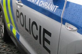 Pachatel, který ve středu pobodal mladého muže v Plzni na Borech, je stále na útěku