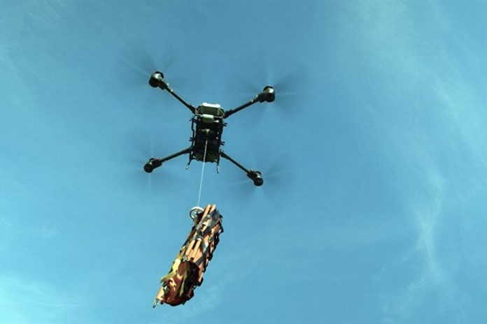 Plzeňští hasiči testují nový transportní dron, zvládne dopravit i 40kilový náklad