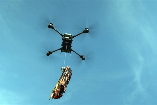 Plzeňští hasiči testují nový transportní dron, zvládne dopravit i 40kilový náklad
