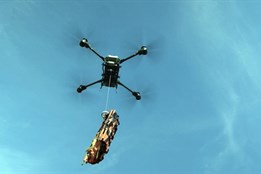 Plzeňští hasiči testují nový transportní dron, zvládne dopravit i 40kilový náklad