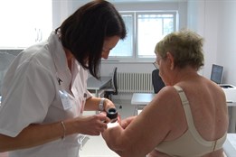 Na den melanomu si nechalo v Kyjově vyšetřit znaménka pět set lidí