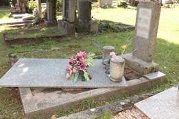 Vandalové poničili desítky hrobů na hřbitově v Neředíně