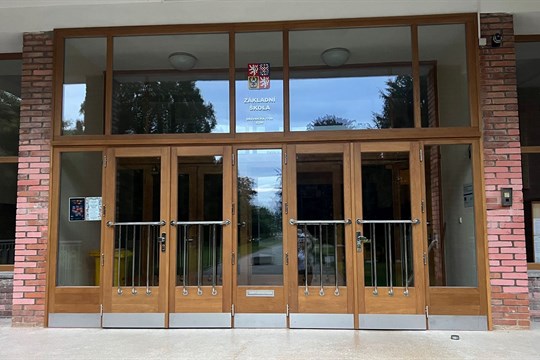 Školáky na Dřevnické vítá nová vstupní stěna