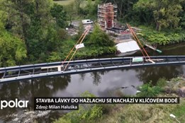 Stavba lávky do Hażlachu se nachází v klíčovém bodě, proběhla montáž nosné konstrukce