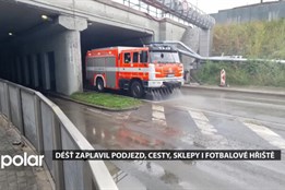 Přívalový déšť zaplavil cesty, sklepy i fotbalové hřiště, nejhůř na tom byl Havířov
