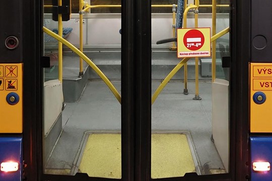 Mladík z Kladna poškodil ve Zlíně trolejbus. Strážníkům neutekl