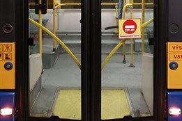 Mladík z Kladna poškodil ve Zlíně trolejbus. Strážníkům neutekl